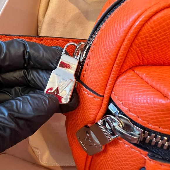 LOUIS VUITTON (LV) OUTDOOR BUMBAG - Picture 5 of 11